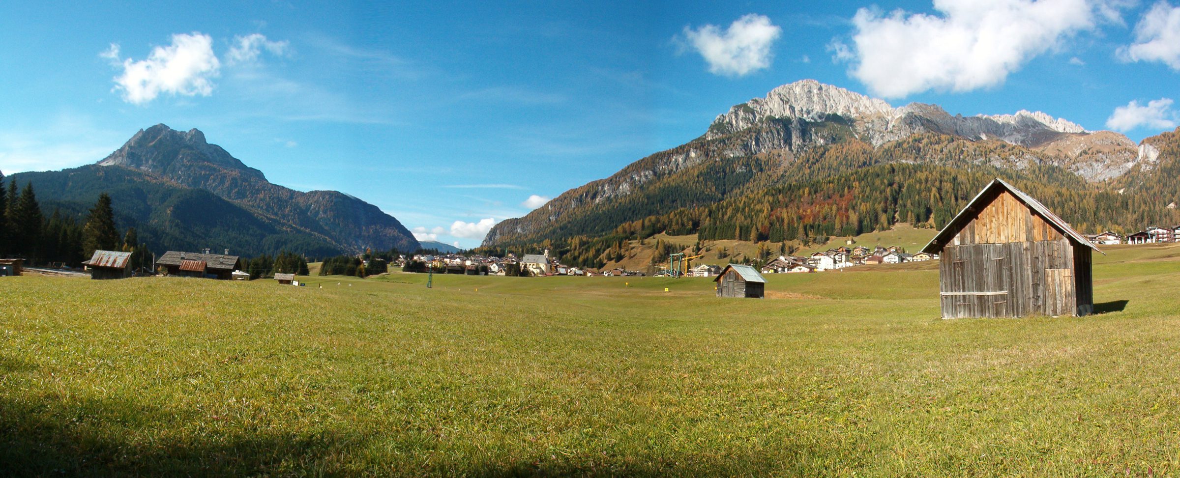 Panoramica dei prati e delle montagne di Sappada